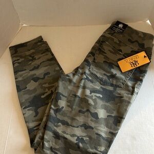 Rock & Republic Camou pull on legging